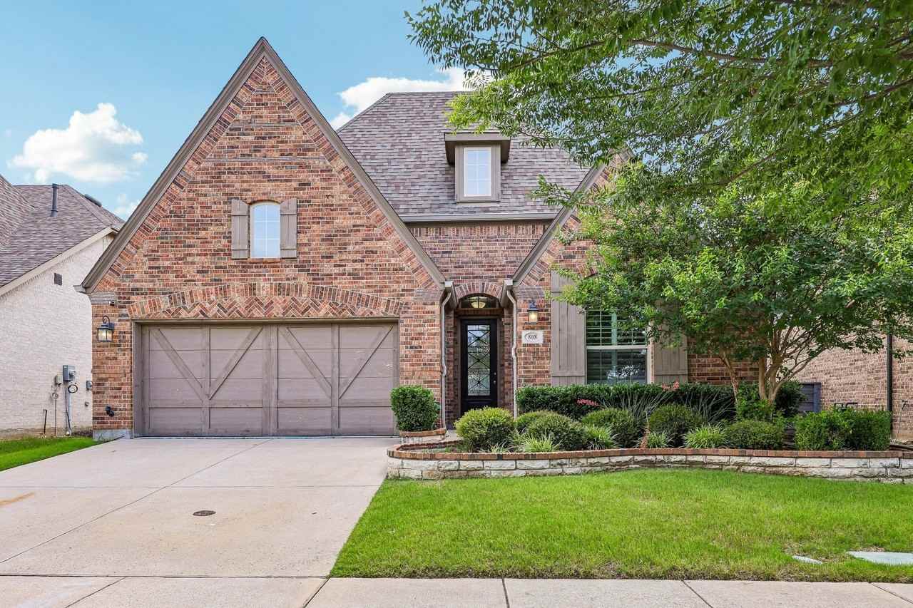 808 Parkland Dr