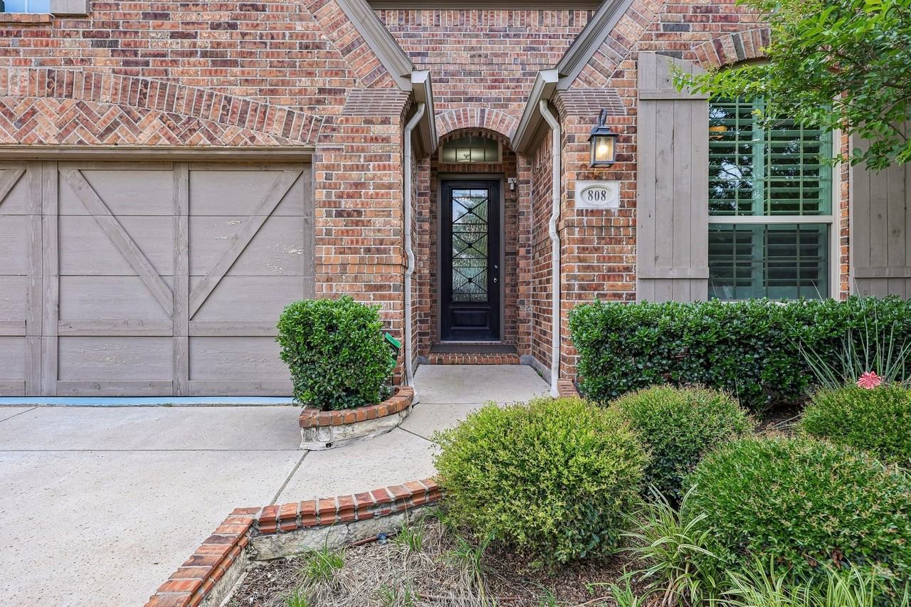808 Parkland Dr - Photo 4 of 36