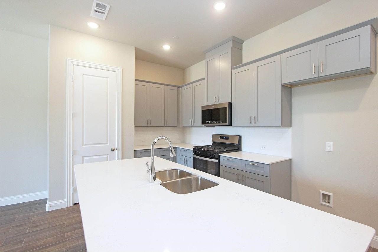 4255 Shavano Dr - Photo 3 of 25