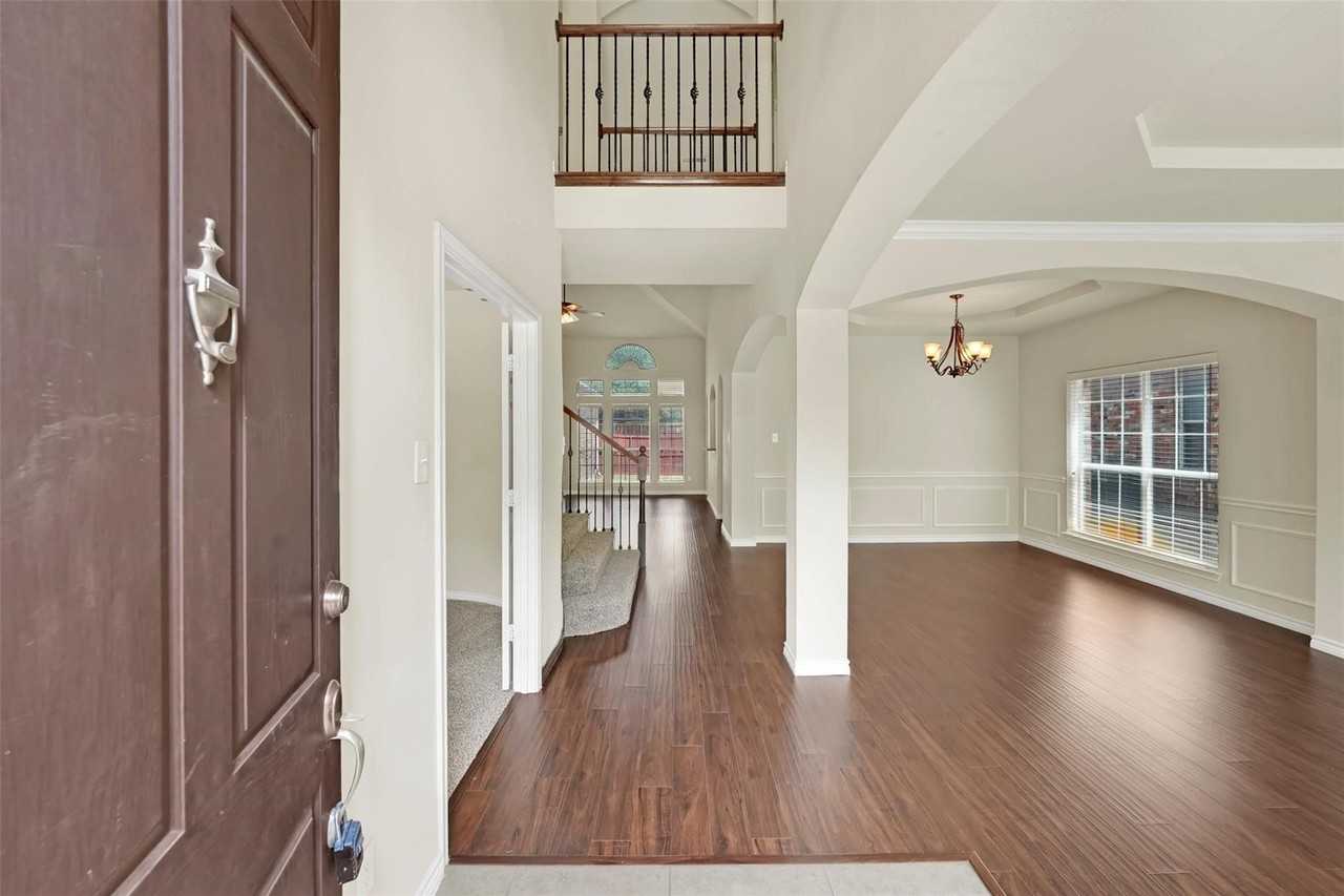10438 Coach House Ln - Photo 2 of 33
