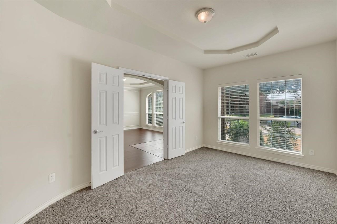 10438 Coach House Ln - Photo 3 of 33
