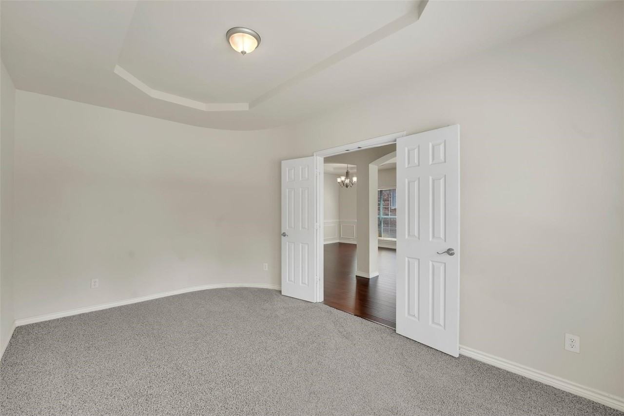 10438 Coach House Ln - Photo 4 of 33