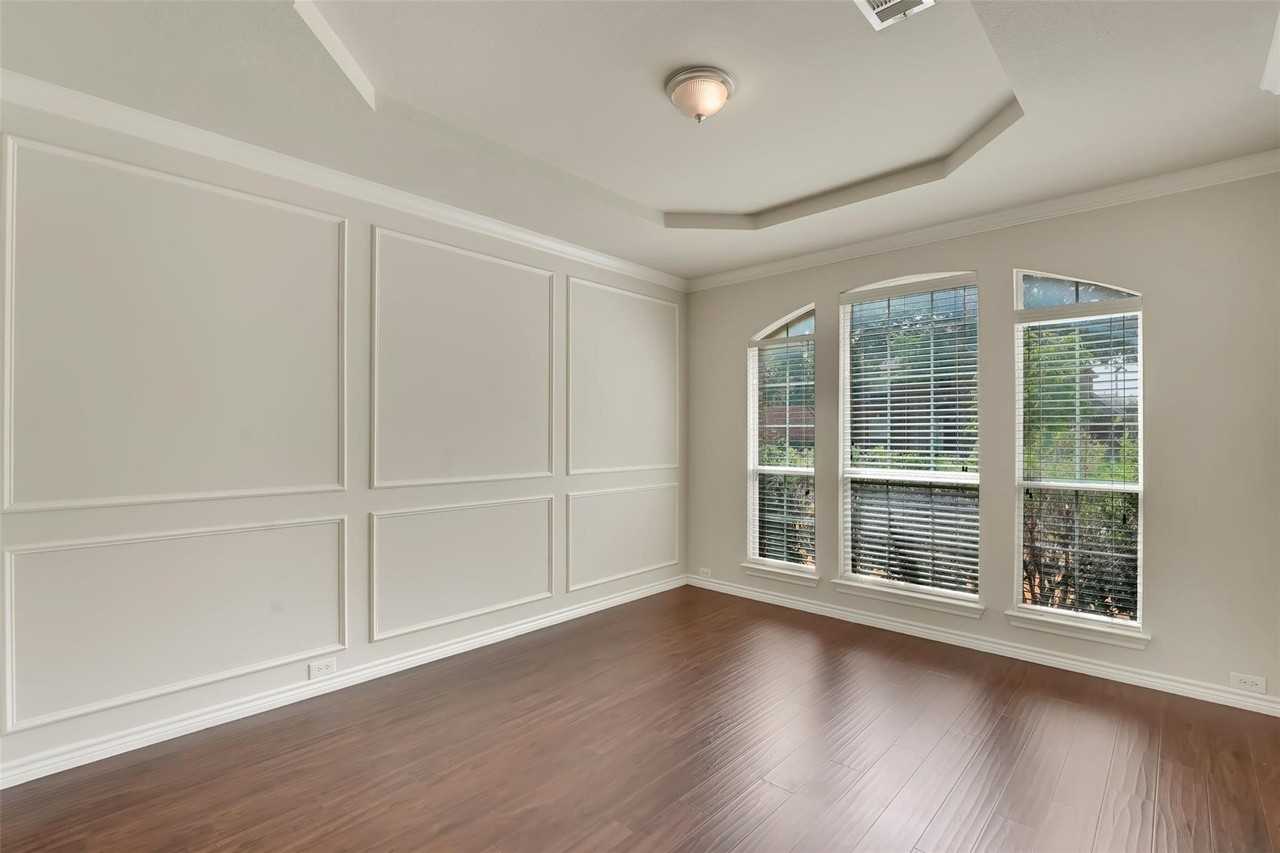 10438 Coach House Ln - Photo 5 of 33