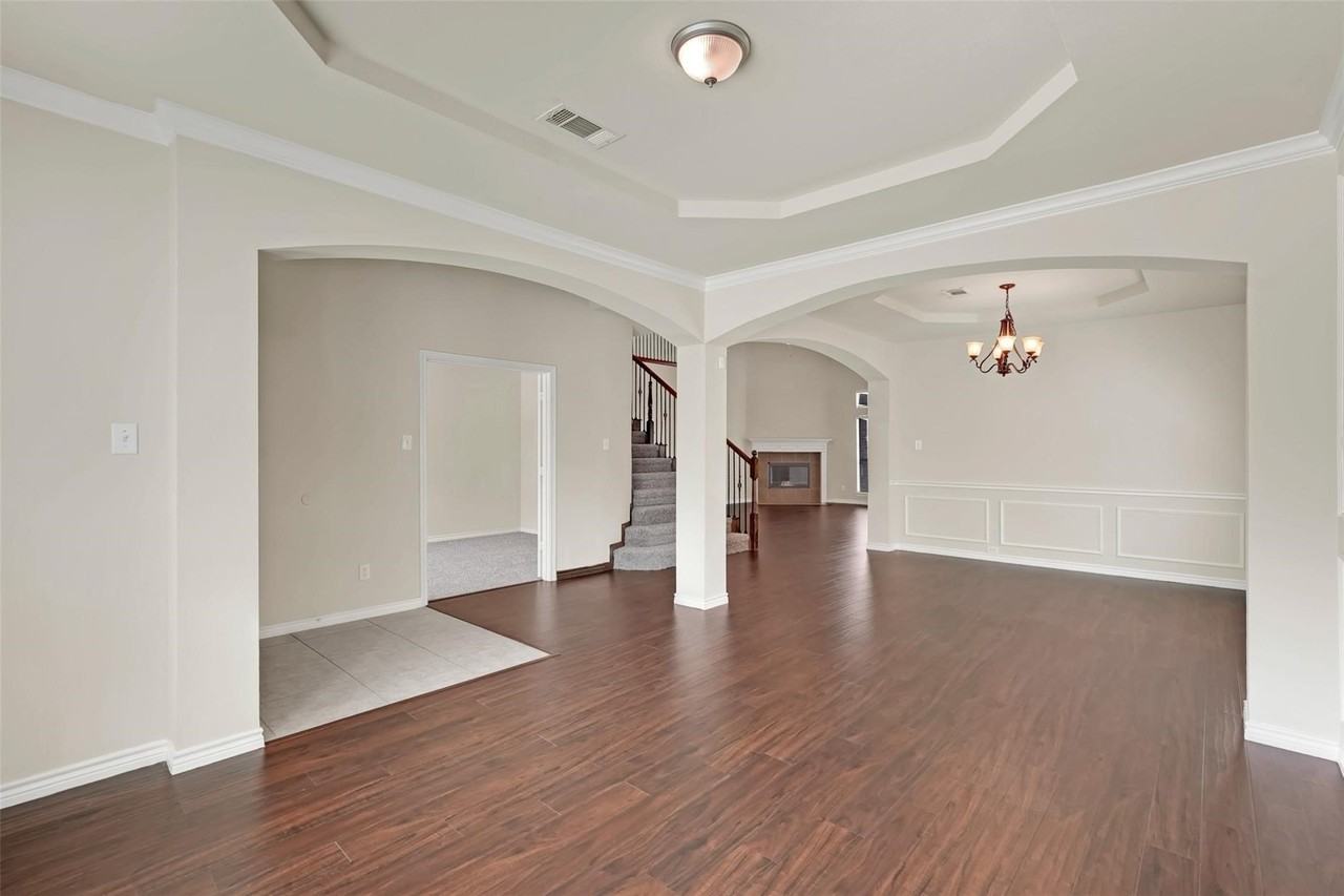 10438 Coach House Ln - Photo 6 of 33