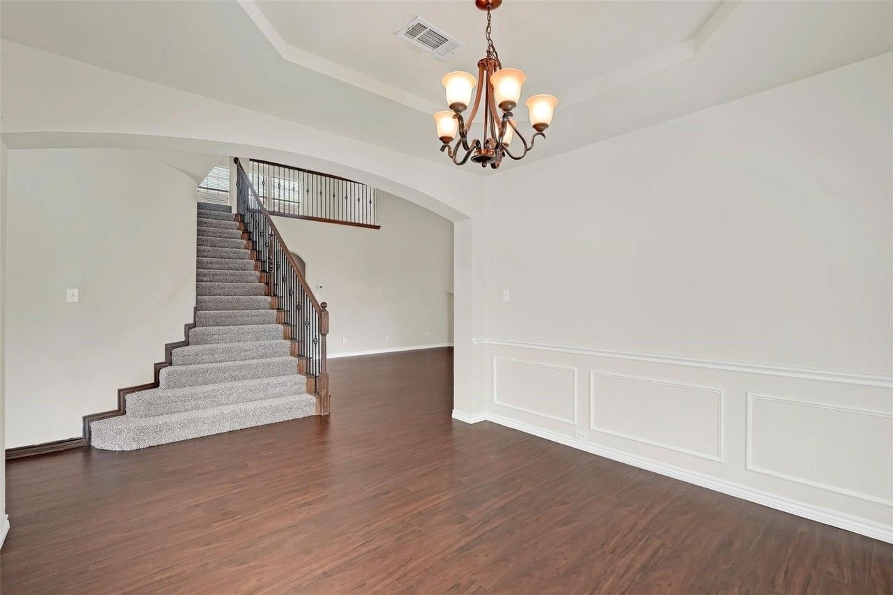 10438 Coach House Ln - Photo 7 of 33