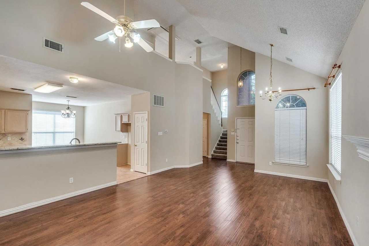 3949 Windford Dr - Photo 2 of 24