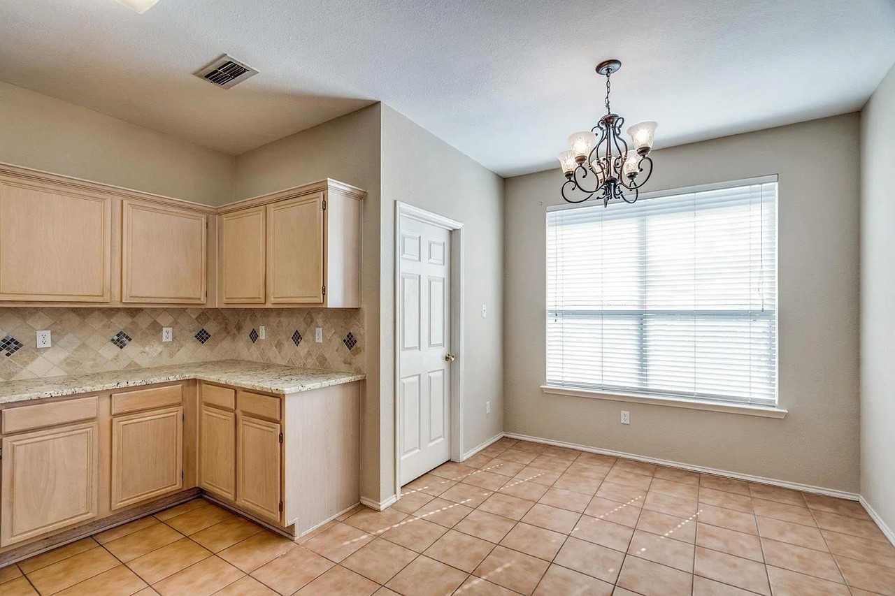 3949 Windford Dr - Photo 6 of 24