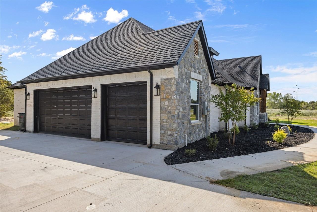 2057 Glenhollow Dr - Photo 2 of 39