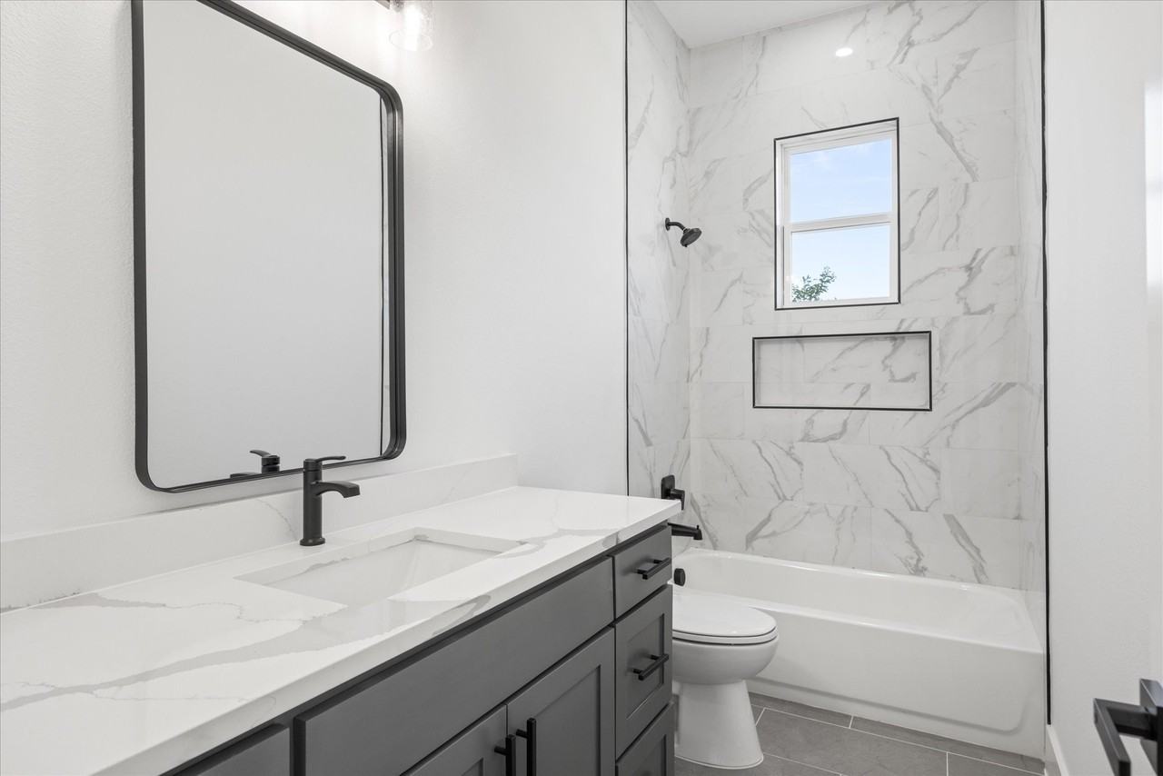 2057 Glenhollow Dr - Photo 3 of 39