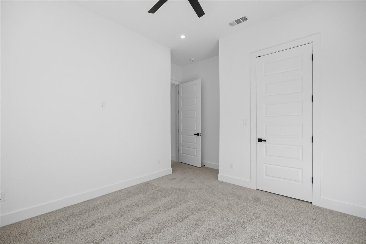 2057 Glenhollow Dr - Photo 5 of 39