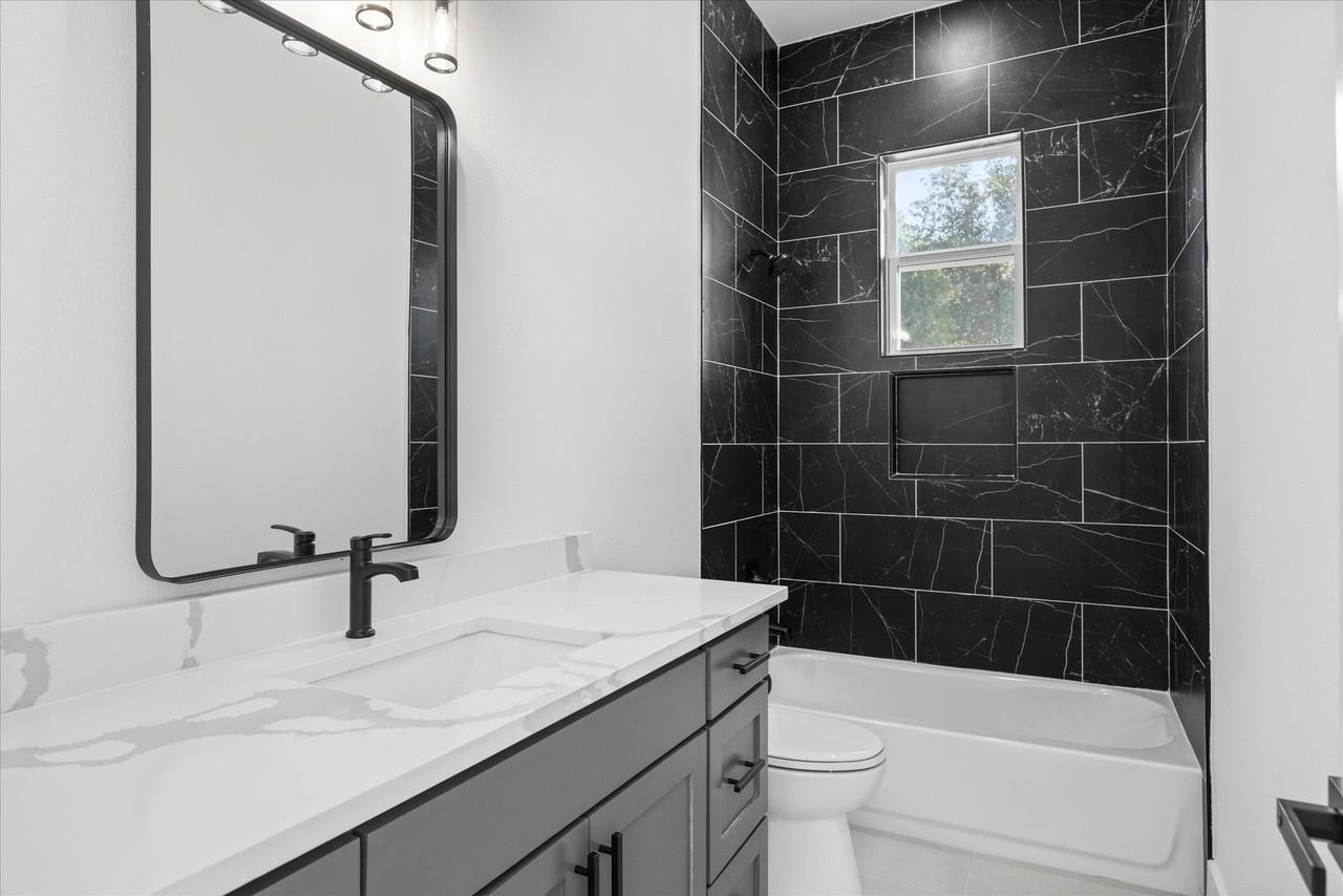 2057 Glenhollow Dr - Photo 7 of 39