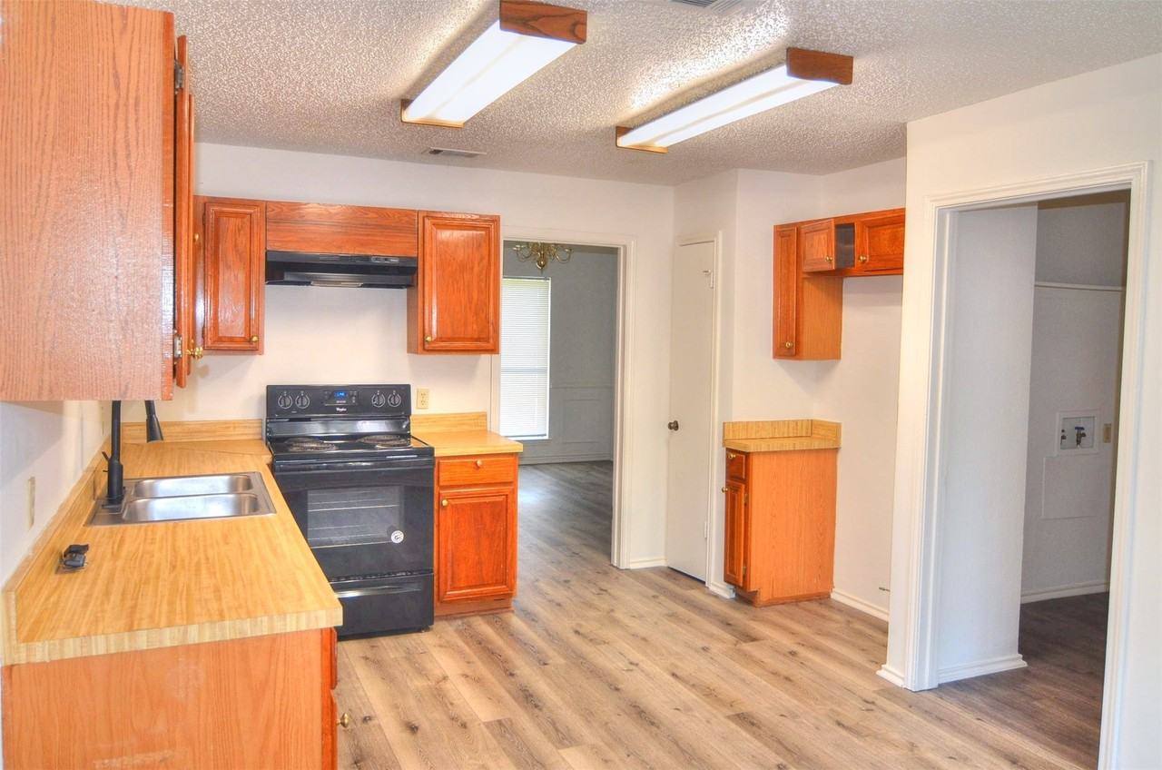 8901 Greentree Dr - Photo 4 of 11