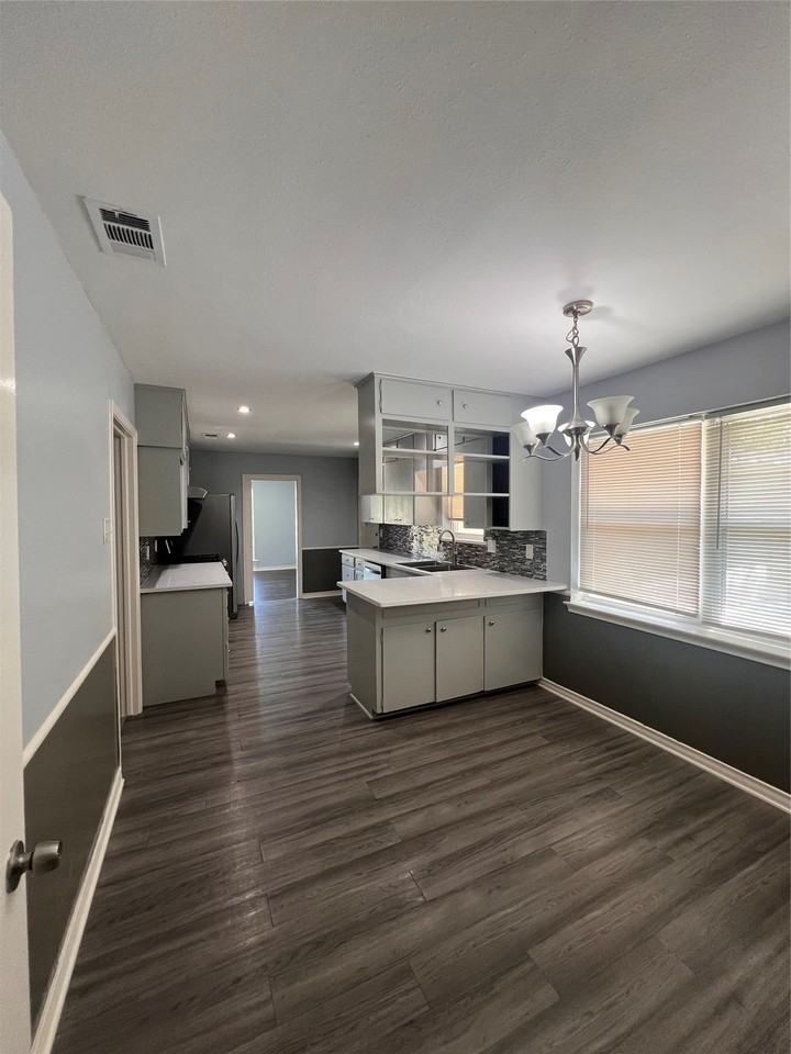 2917 Hickox Rd - Photo 4 of 15