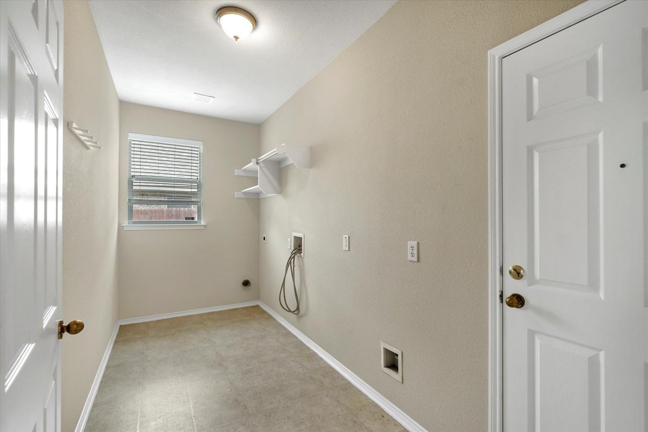 4402 Emerald Leaf Dr - Photo 4 of 27