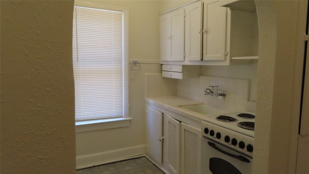 5906 Oram St #6 - Photo 6 of 8