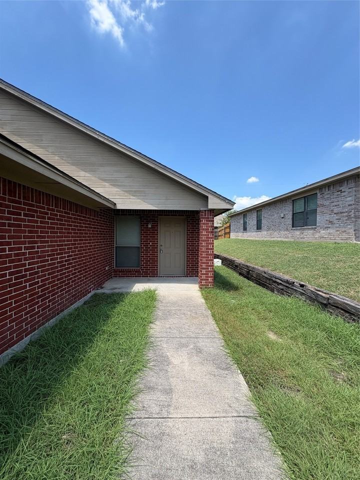 8128 Doreen Ave - Photo 3 of 20