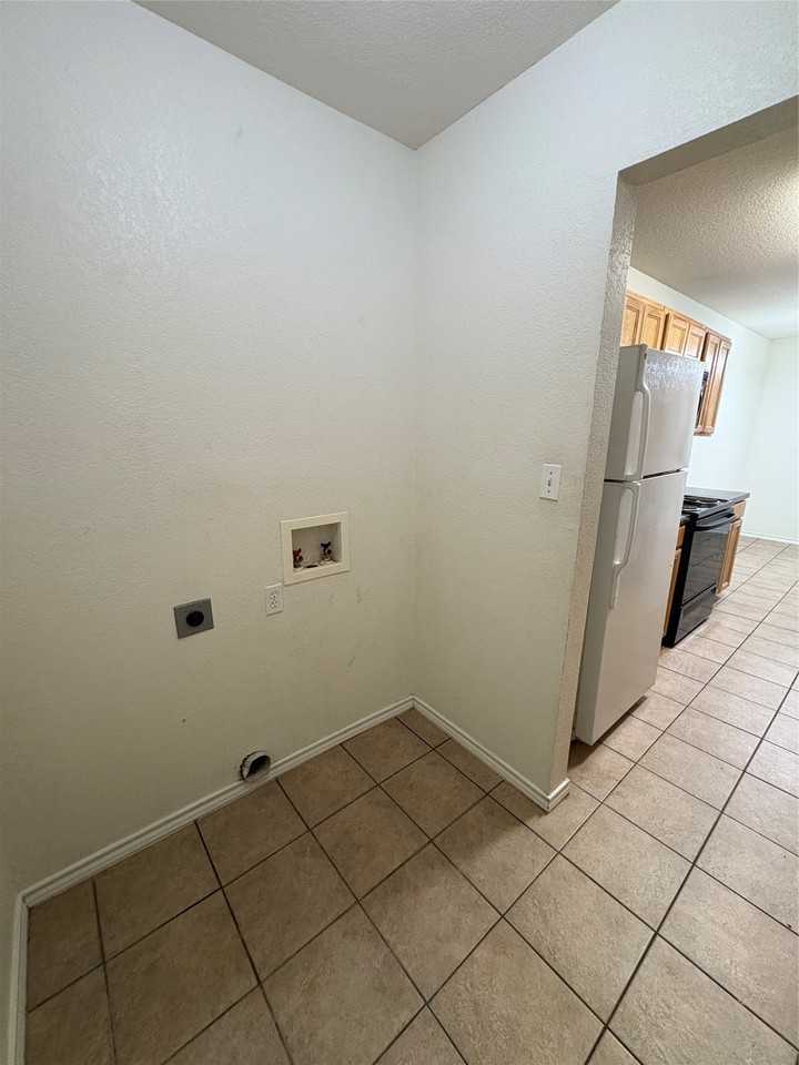 8128 Doreen Ave - Photo 7 of 20