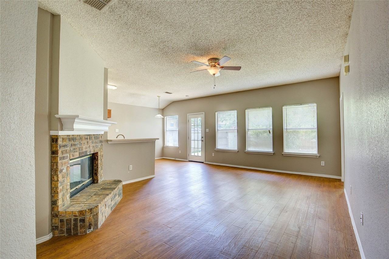 2363 Laurelhill Ln - Photo 4 of 36