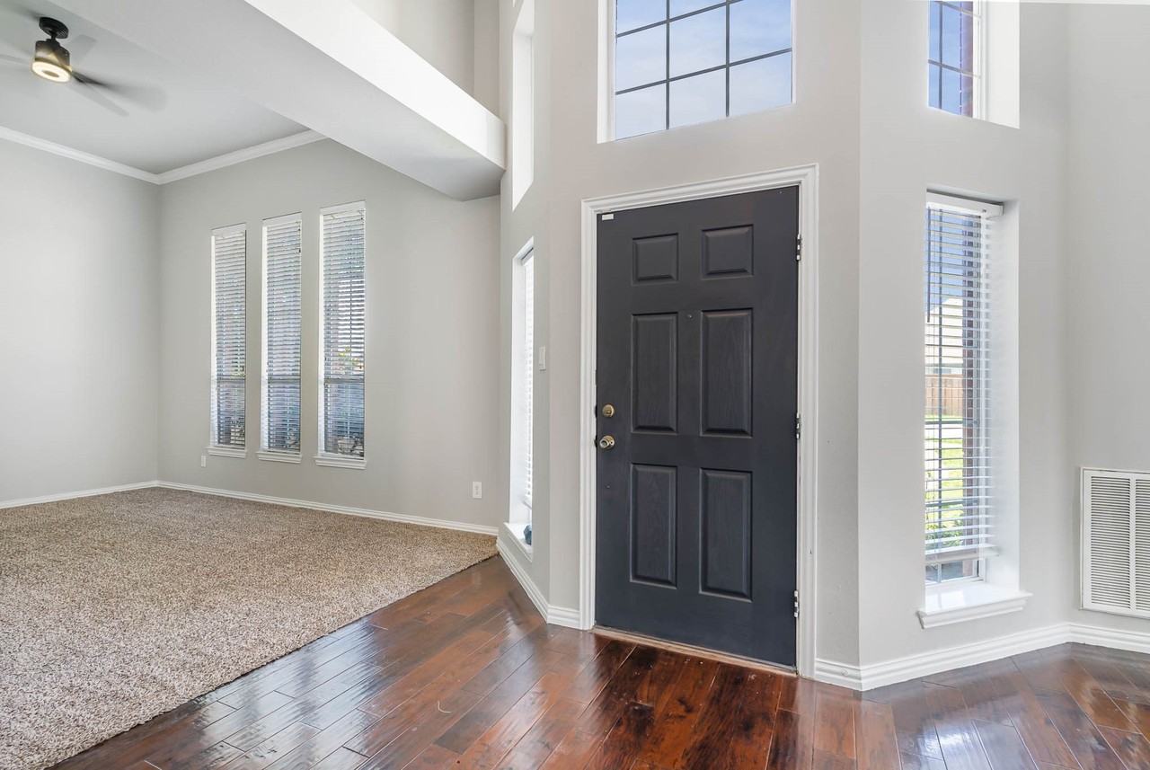 2940 Hagen Dr - Photo 3 of 25