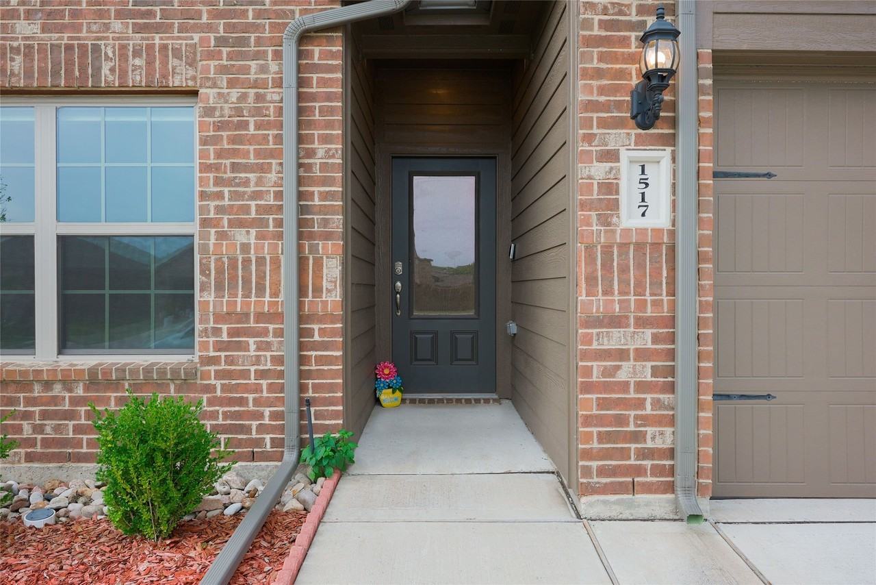 1517 Hill Top Ct - Photo 5 of 31