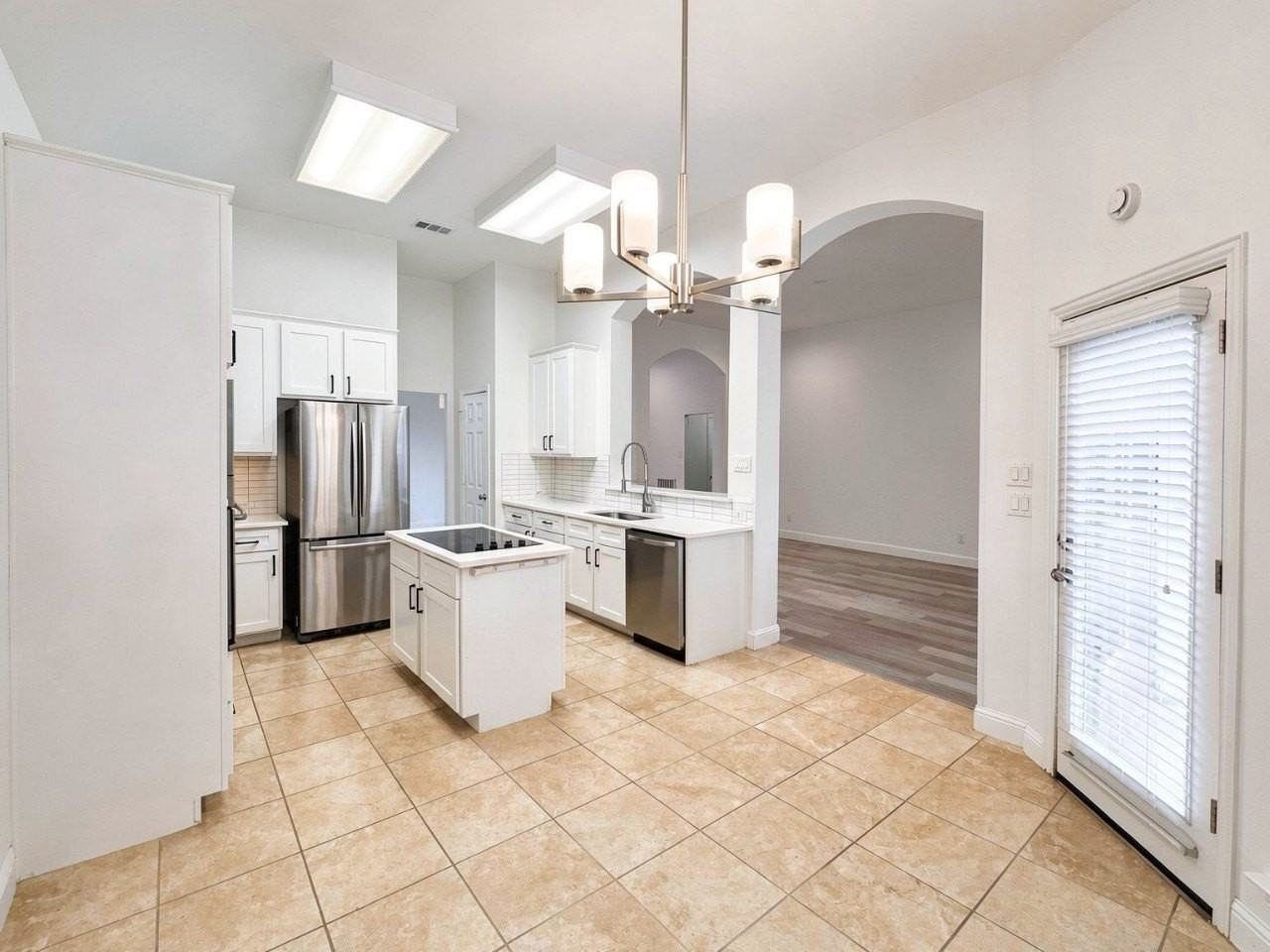 3867 Ridgelake Ct - Photo 3 of 16