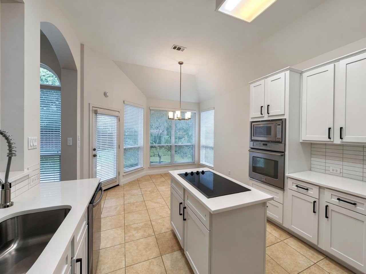 3867 Ridgelake Ct - Photo 4 of 16