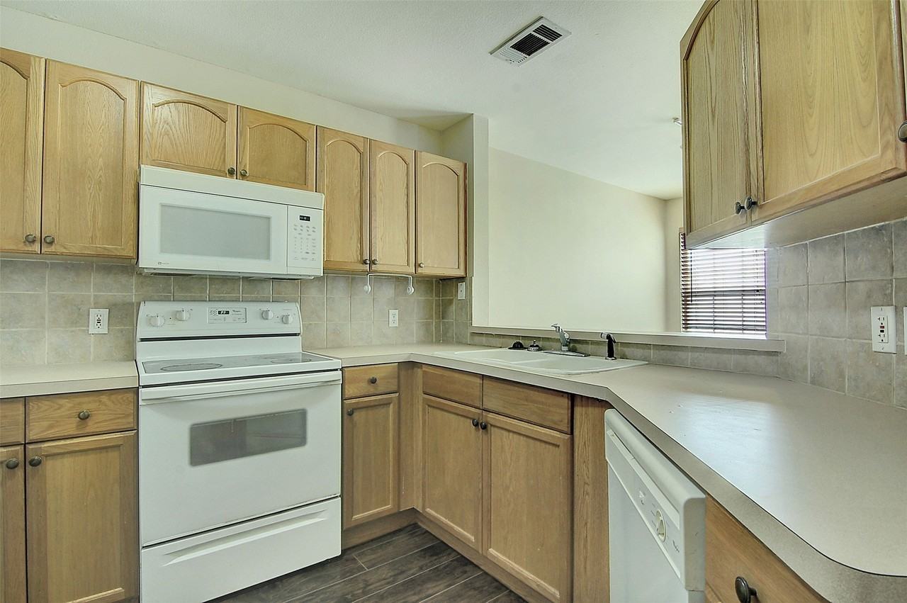 12816 Seaside Dr - Photo 5 of 17