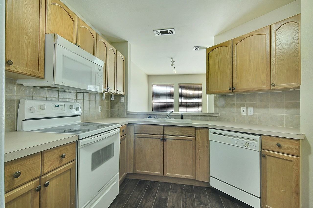 12816 Seaside Dr - Photo 6 of 17
