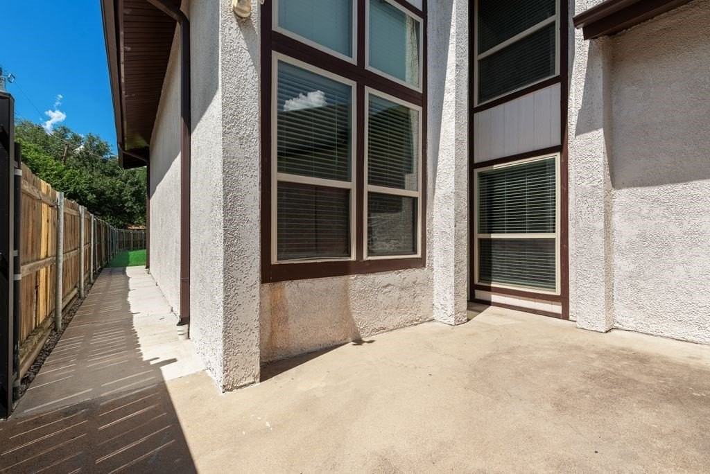 219 W Rochelle Rd - Photo 2 of 29