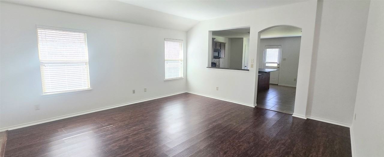 323 Vernon St - Photo 2 of 15