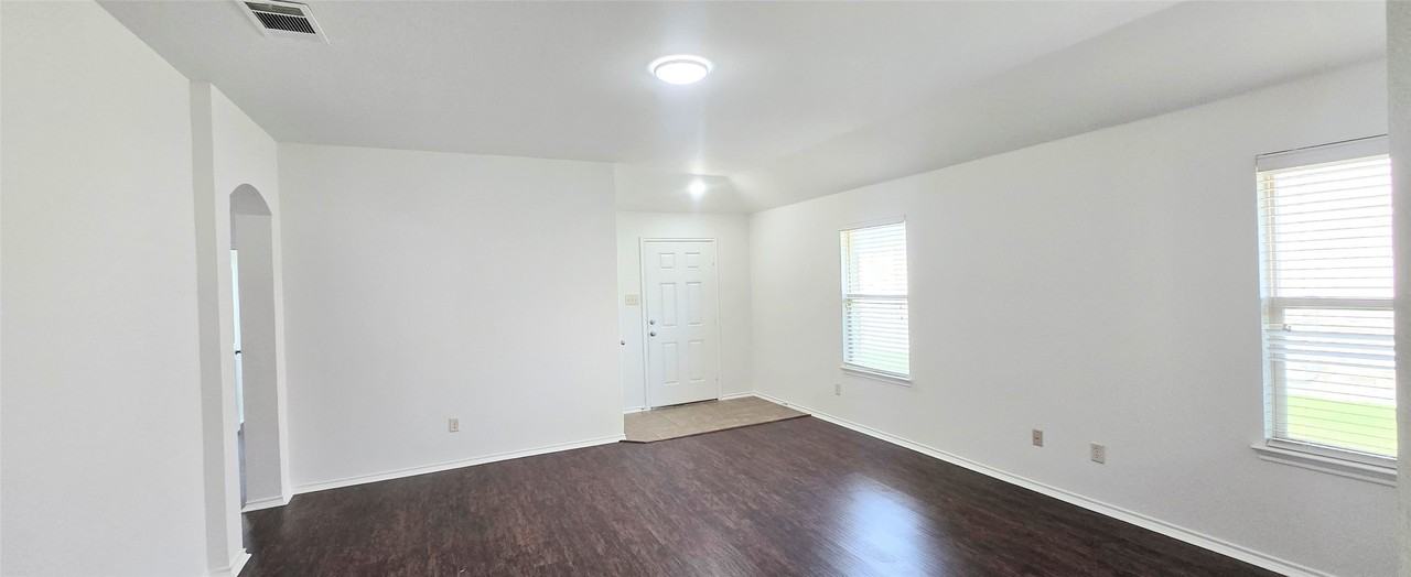 323 Vernon St - Photo 3 of 15