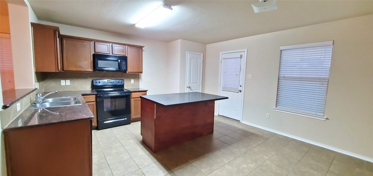 323 Vernon St - Photo 4 of 15