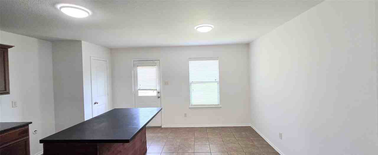 323 Vernon St - Photo 5 of 15