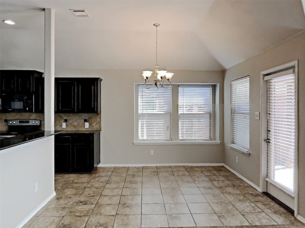 632 Hutchins Dr - Photo 3 of 16