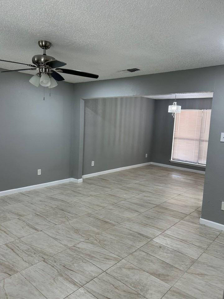 2319 Abbington Ln - Photo 4 of 15