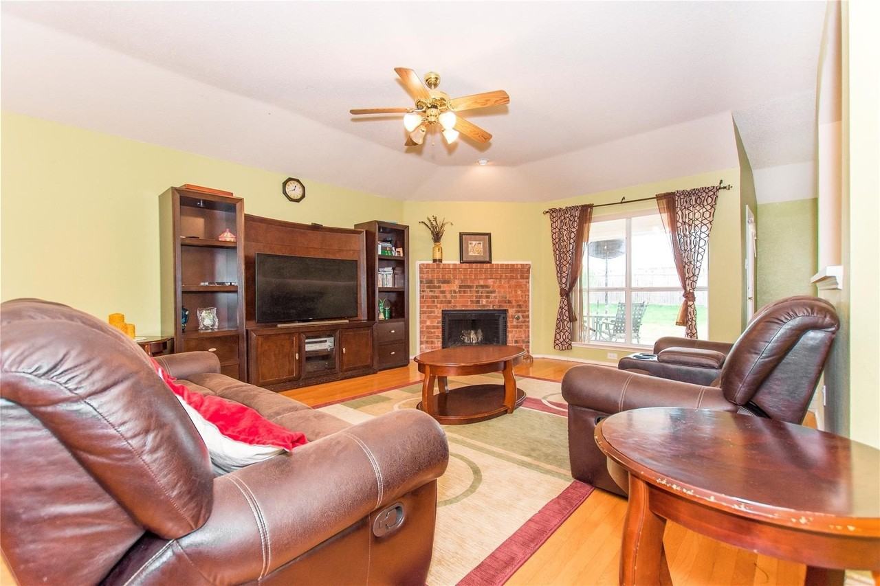 1008 Ashdon Ln - Photo 4 of 12