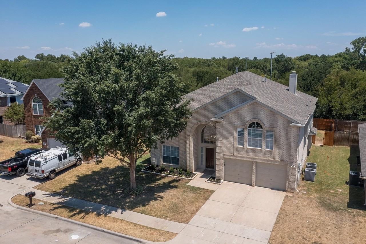 4729 Woodhaven Ln - Photo 5 of 38