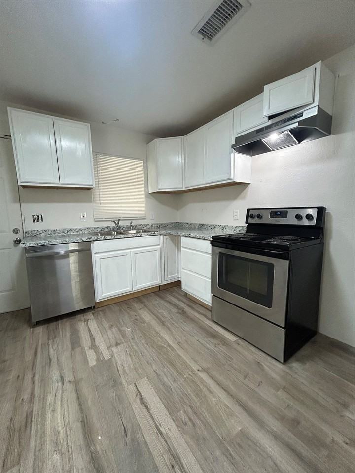 909 E Ann Arbor Ave - Photo 2 of 14