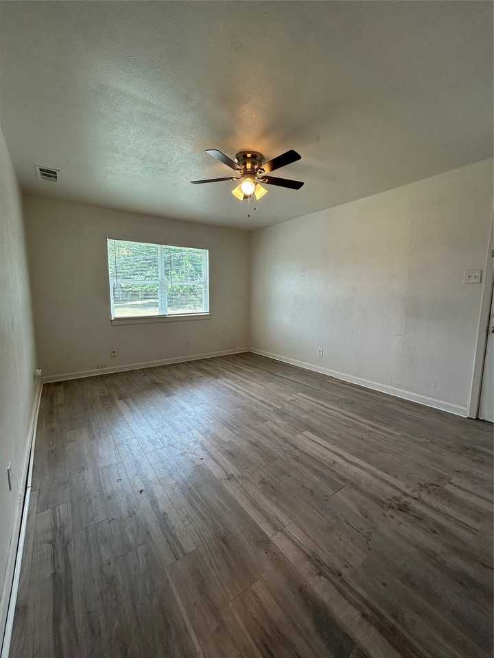 909 E Ann Arbor Ave - Photo 5 of 14