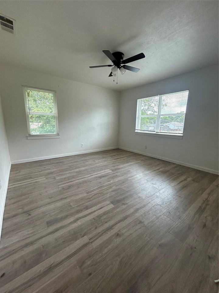 909 E Ann Arbor Ave - Photo 6 of 14