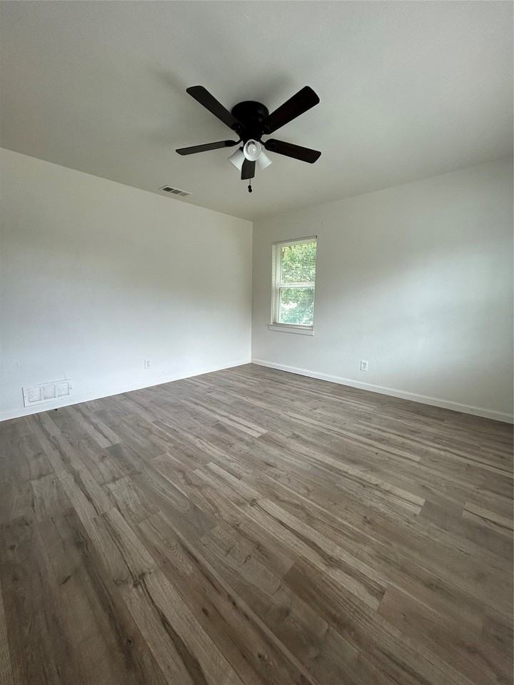 909 E Ann Arbor Ave - Photo 7 of 14
