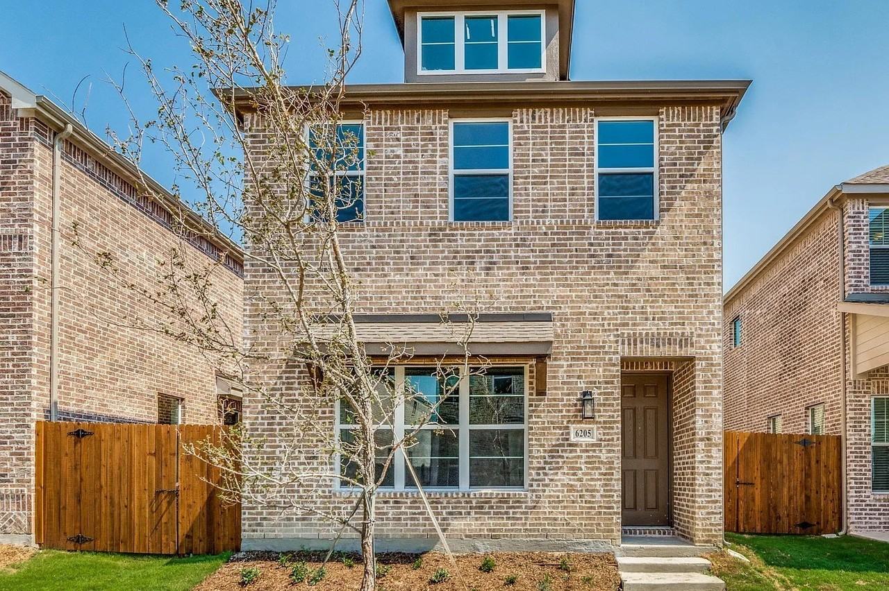 6205 Queens Path - Photo 4 of 30