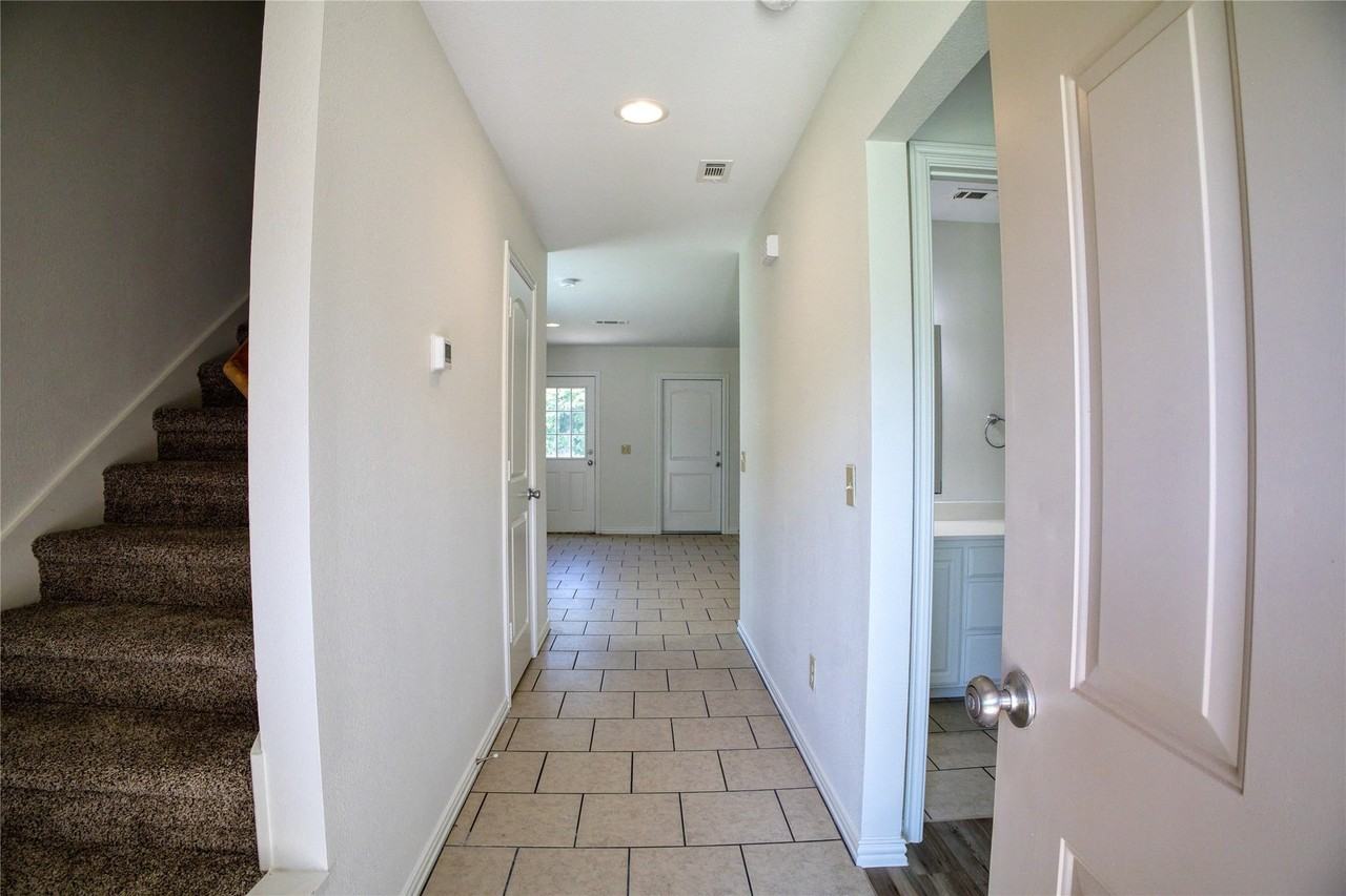 1708 S Waco St - Photo 2 of 33