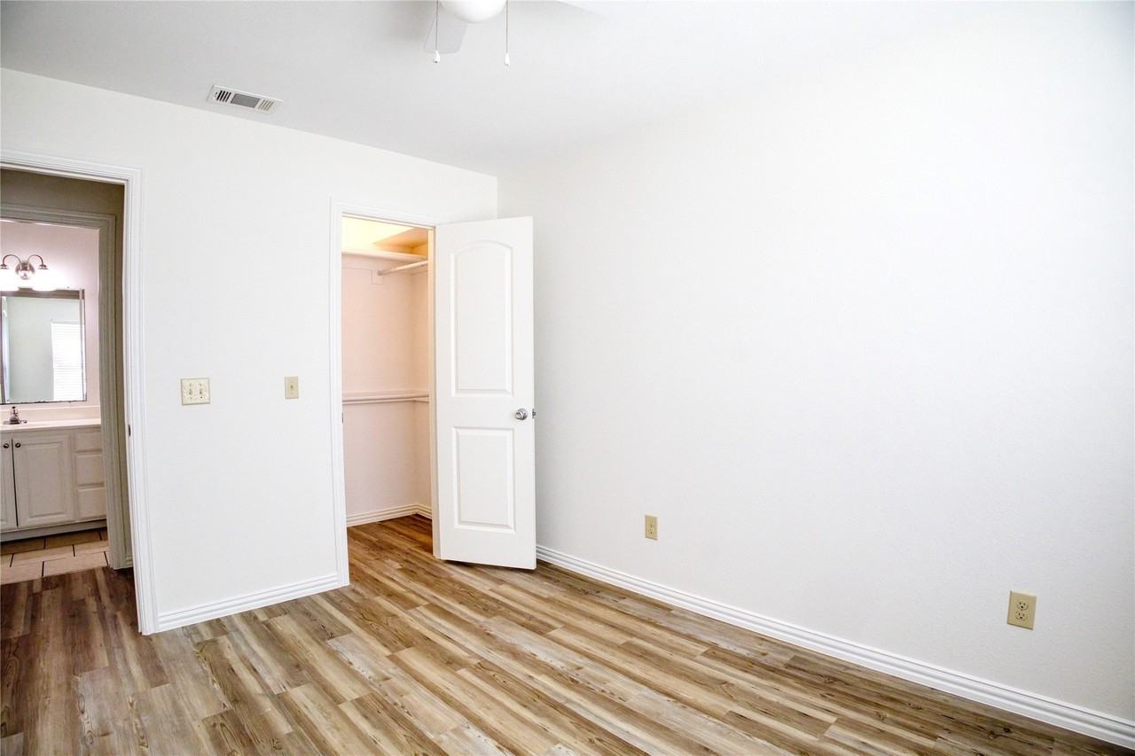 1708 S Waco St - Photo 5 of 33