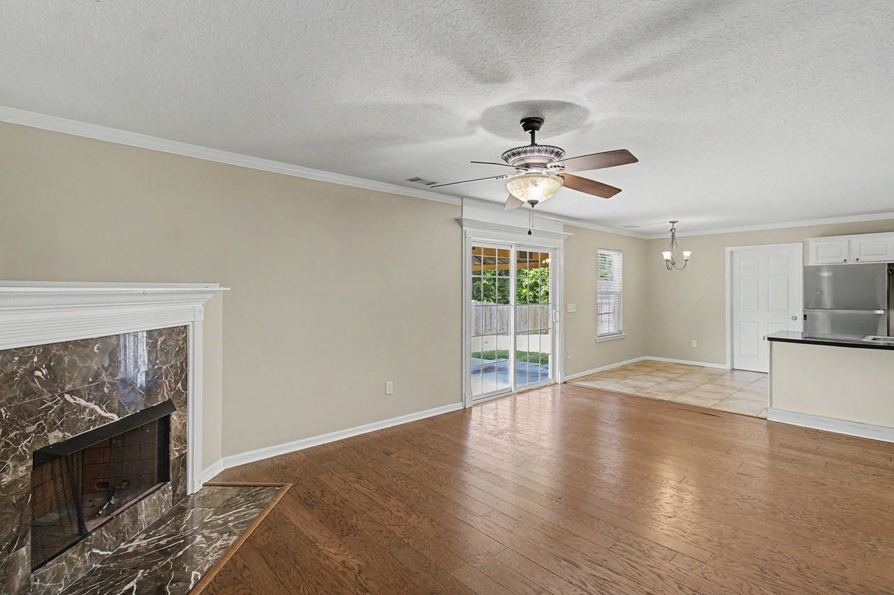 401 E Banks St #1 - Photo 4 of 31