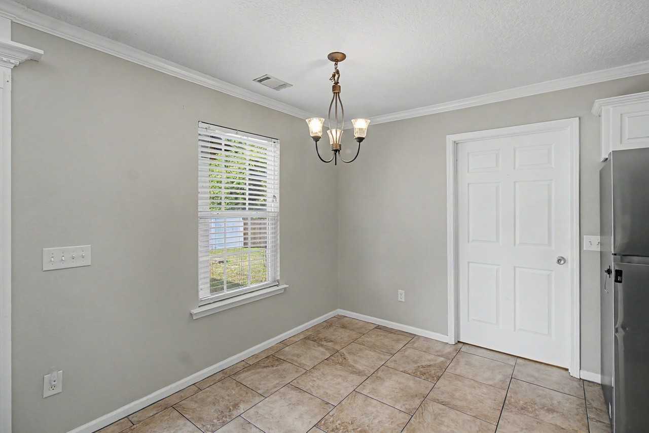 401 E Banks St #1 - Photo 5 of 31