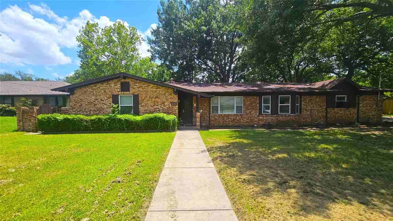 425 Mimosa Dr - Photo 2 of 27