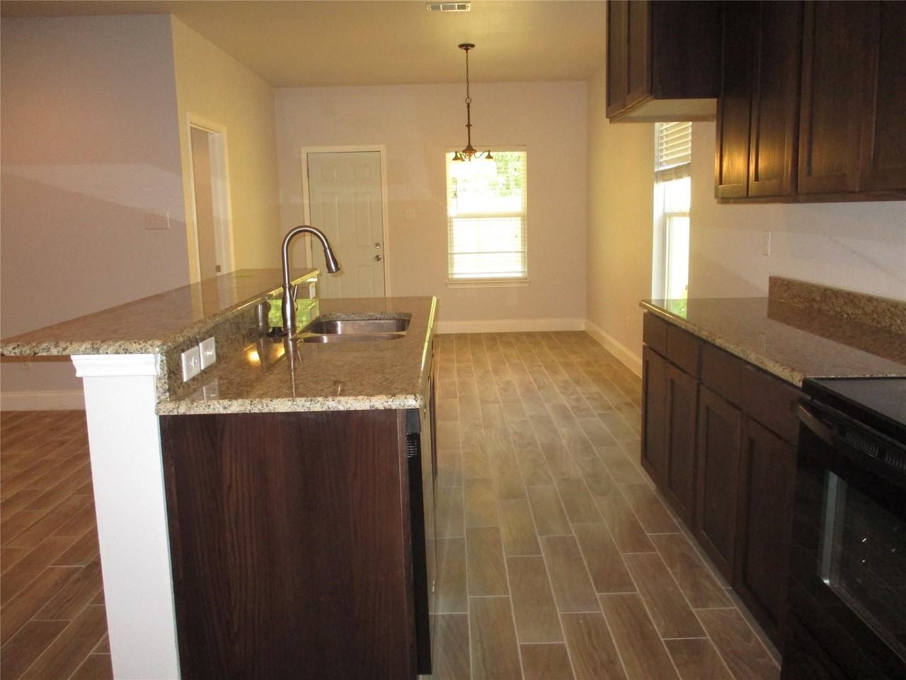 1903 Morgan St - Photo 4 of 17
