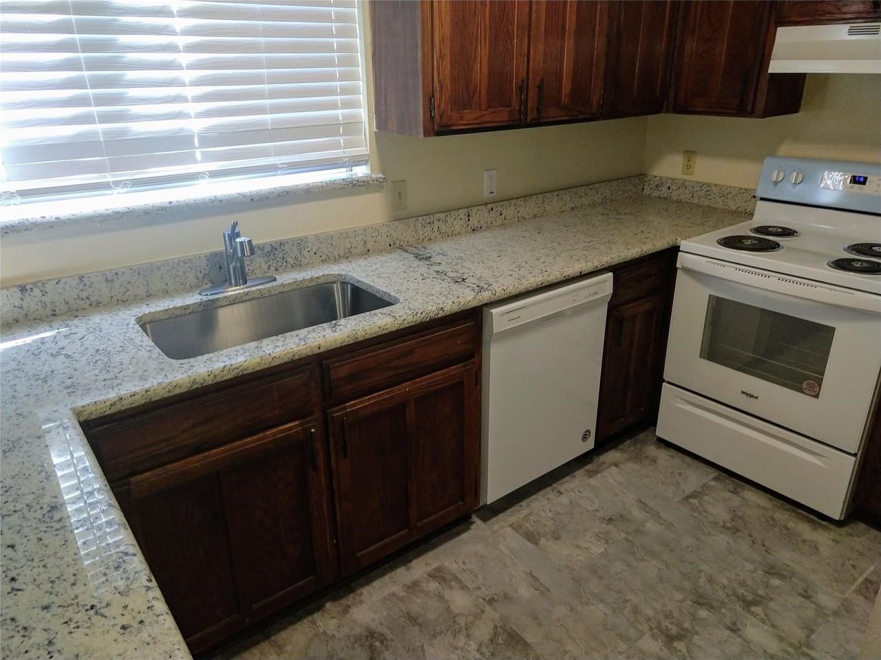 2110 Valleywood Dr - Photo 3 of 19