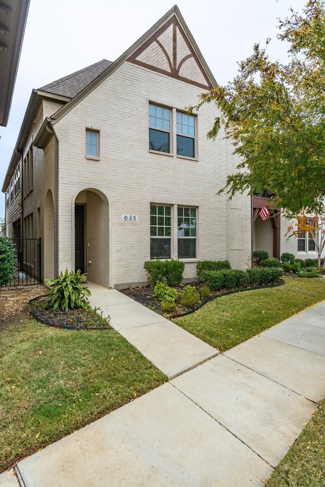 625 Surrey Ln - Photo 2 of 19
